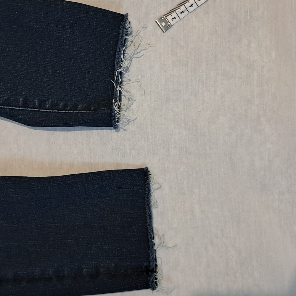 Abercrombie & Fitch Ultra High Rise Super Skinny Size 2/26. Distressed. - Picture 10 of 14
